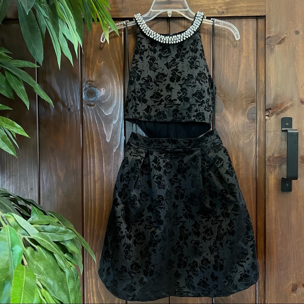 NWT Francesca’s Velvet Floral Pearl Halter Cut Out Cocktail Mini Dress